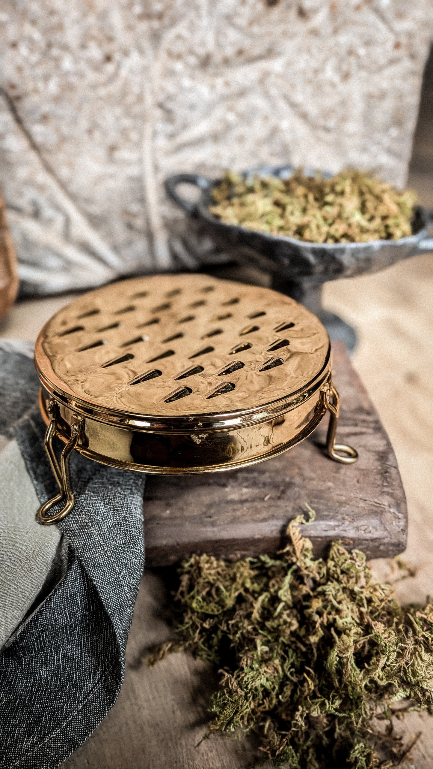 Footed Grater