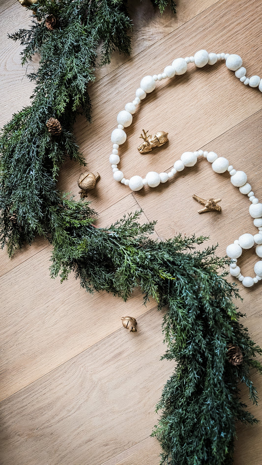 Juniper Garland, Pinecones